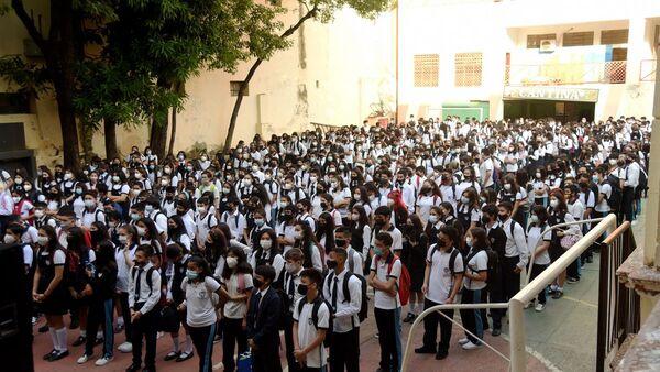 Vuelta a clases tras dos años fue masiva, pese a falta de aulas y sillas