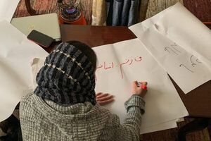 Sin poder estudiar por el veto talibán, una afgana imparte clase en un parque - Mundo - ABC Color