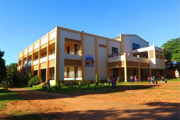 Padres de alumnos de un colegio exigen traslado de cura denunciado por abuso - Noticiero Paraguay