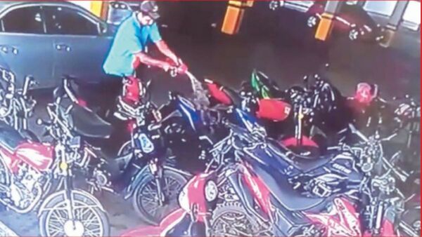 Quemó la moto de su expareja en un súper y alcanzó a otros seis biciclos