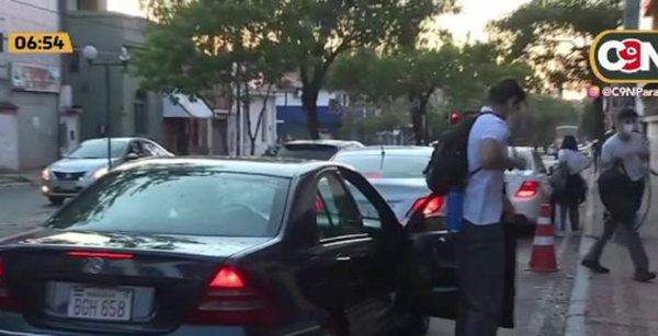 Multarán a padres que estacionan frente a colegios - C9N