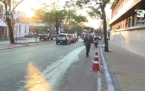 Multarán a padres que estacionan frente a colegios - SNT