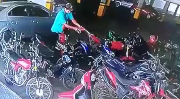 Quemó la moto de su expareja en un súper y alcanzó a otros seis biciclos