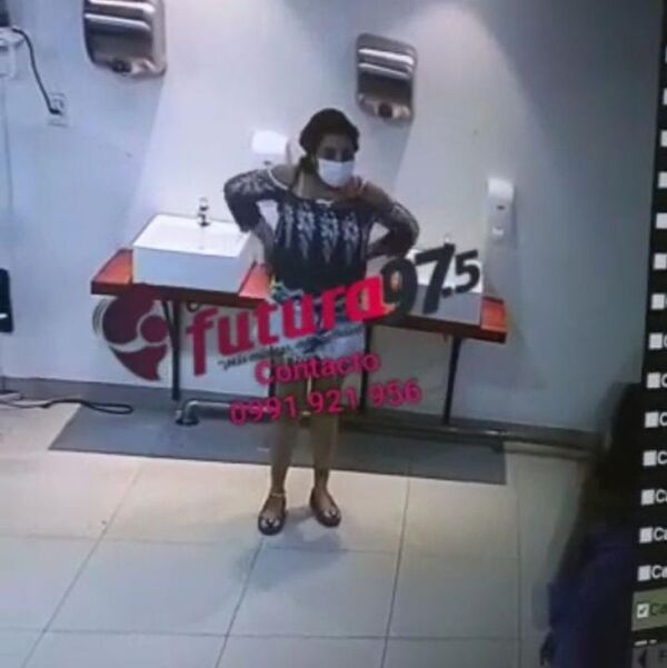 Detienen a mujer por intentar robar productos cosméticos de supermercado