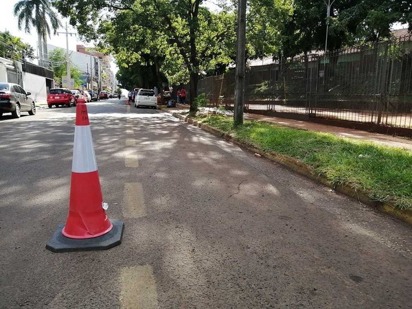 PMT advierte de multas a padres que estacionen en doble fila para bajar a sus hijos frente a escuelas y colegios