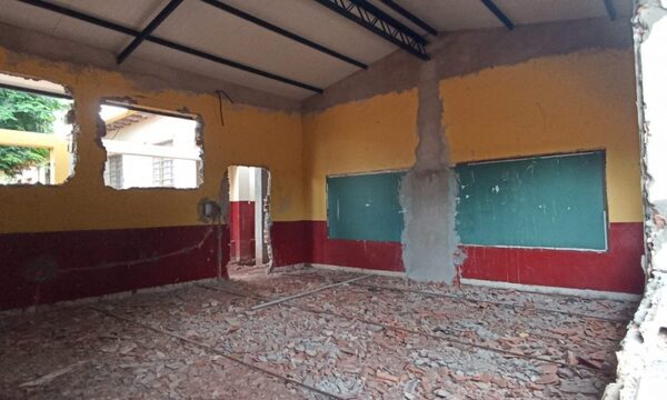 Prieto hizo desmantelar escuela del Km 11 en julio del 2021, y la obra sigue casi abandonada