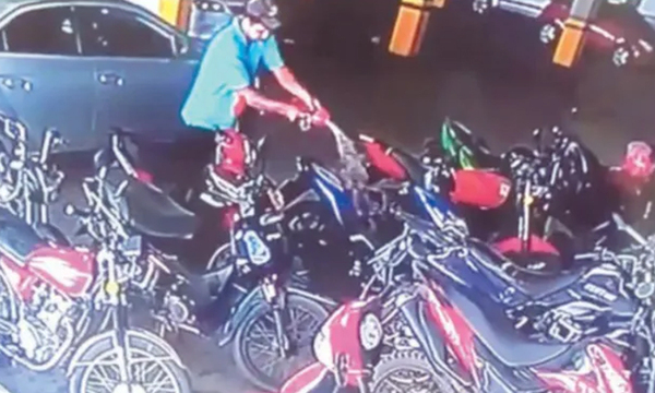 Incendió la moto de su expareja en un súper - OviedoPress