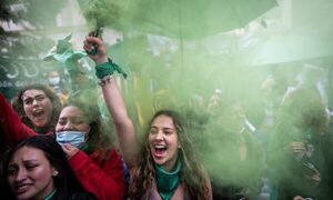 Colombia despenaliza el aborto y se une a la marea verde