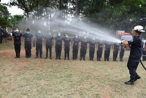 Juran bomberos voluntarios azules para combatir incendios en el distrito de 3 de Mayo - Nacionales - ABC Color
