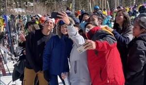 Crónica / [VIDEO] Nadia Ferreira en medio de la nieve, fue reconocida por sus fans