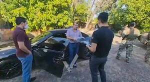 Crónica / Ho'a empresario en un lujoso auto, acusado de cosas muy turbias ndaje