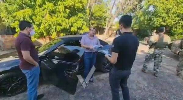 Crónica / Ho'a empresario en un lujoso auto, acusado de cosas muy turbias ndaje