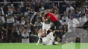 Crónica / ¡Olimpia pedirá 8 partidos de sanción para Alexander Barboza!