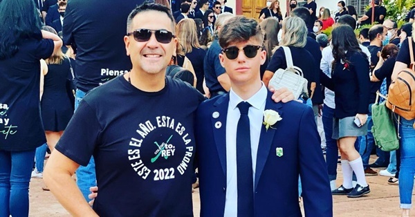Un orgulloso Roberto Pérez, celebra el último año escolar de su hijo