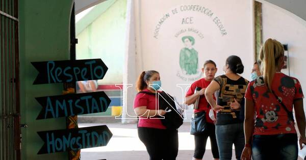 La Nación / Padres y docentes de la escuela Chaco se movilizan por desmatriculación de 150 alumnos