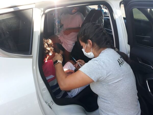 En primer día de retorno a clases se vacunaron más de 800 niños en el ex-Aratirí - Nacionales - ABC Color