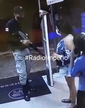 Brasileña detenida por intentar robar antitranspirante y champú de un supermercado