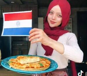 Crónica / [VIDEO] Cocinera libanesa hizo ¿sopa paraguaya? y le cañearon muchísimo