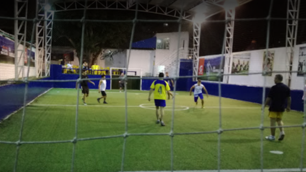 Dos hombres jugaban al fútbol, chocaron sus cabezas y uno de ellos murió