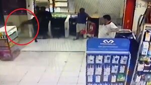 Guardia de comercio pateó en la cara a niño lustrabotas