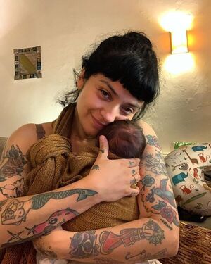 Mon Laferte posó por primera vez con su hijo Joel - Gente - ABC Color