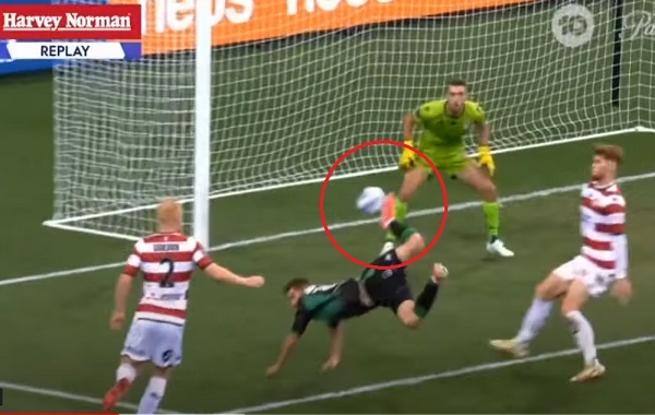 Golazo de "escorpión" recorre el mundo