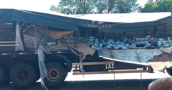 La Nación / Camión cervecero sufre un accidente y de nuevo vecinos rapiñan carga