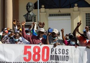 Trabajadores de caña de azúcar exigen al Gobierno dominicano sus pensiones - MarketData