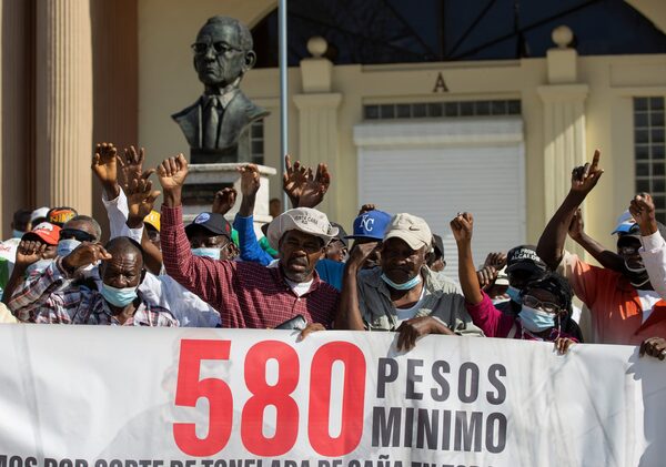 Trabajadores de caña de azúcar exigen al Gobierno dominicano sus pensiones - MarketData