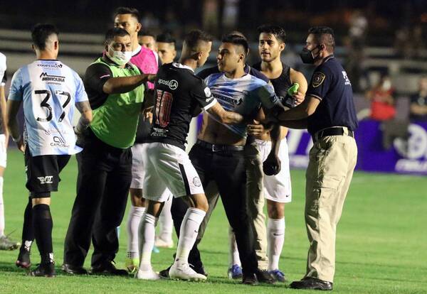 Crónica / Sancionarán ndaje al chico guaireño que pidió su camiseta a Derlis González