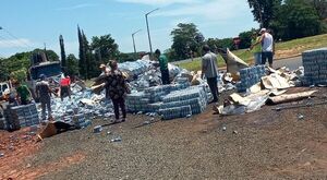 Caaguazú: Camión repartidor tuvo problemas y el rollo robó cervezas