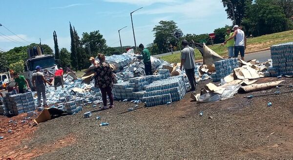 Caaguazú: Camión repartidor tuvo problemas y el rollo robó cervezas
