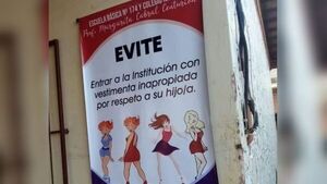 Prohíben a mamás ir a escuela con "vestimenta inapropiada"