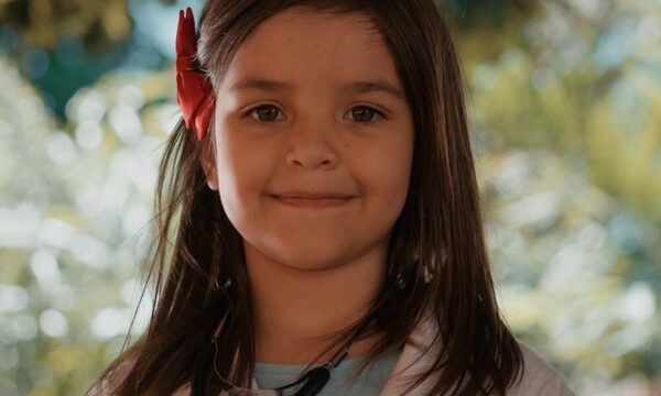 Yeyny Ortiz, con el apoyo de personal, presenta la canción “Princesa Guerrera”, un homenaje a la mujer paraguaya