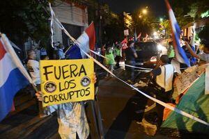 Ciudadanos instalados frente al Ministerio Público exigen destitución de Sandra Quiñónez - Nacionales - ABC Color