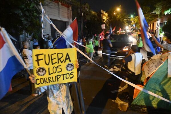 Ciudadanos instalados frente al Ministerio Público exigen destitución de Sandra Quiñónez - Nacionales - ABC Color