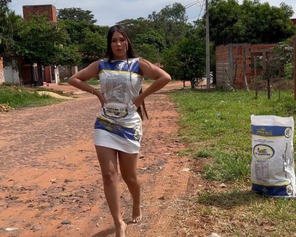 ¡Desfiló en calle con un vestido de bolsa de harina!