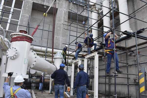 Yacyretá recibe en Ayolas carpetas de postulantes para cubrir 10 vacancias de ingenieros electromecánicos