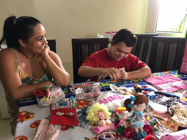 Adolescentes con síndrome de Down lanza su emprendimiento “Bichito Manualidades”
