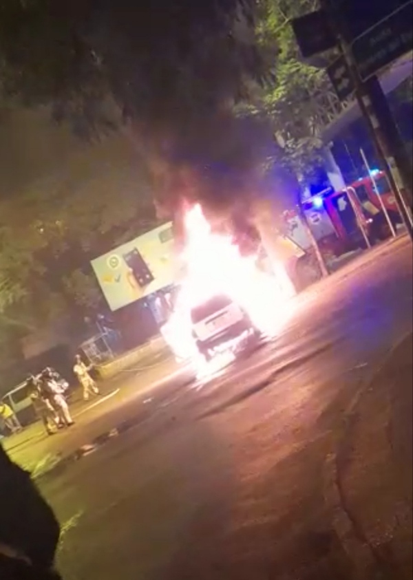 Vehículo arde en plena ruta - La Clave