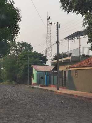 Instalación irregular de antena sigue pese a orden de suspensión - La Clave
