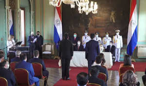 Mario Abdo toma juramento a nuevos ministros tras caída de Giuzzio