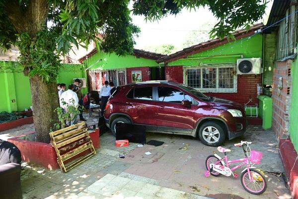 Crónica / Cae presunta banda liderada por una exmilica que "dormía" al rollo