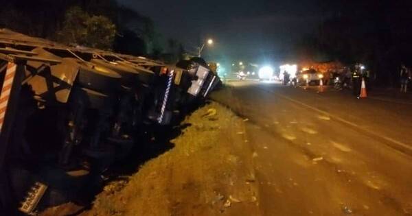 La Nación / Triple choque deja camiones volcados en Pedrozo