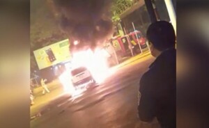 Conductor logra salir de su vehículo que ardió en llamas