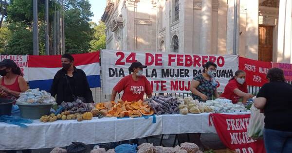 La Nación / Campesinas donan verduras y alimentos no perecederos a familias pobres por el Día de la Mujer Paraguaya