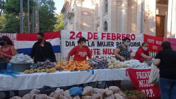 Campesinas donan verduras y alimentos no perecederos a familias pobres por el Día de la Mujer Paraguaya