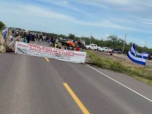 Nativos cierran ruta desde hace 7 horas para exigir asistencia del INDI - Nacionales - ABC Color