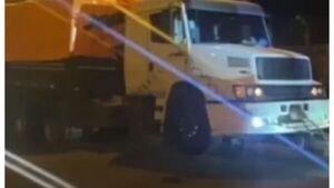 Camionero que dijo estar drogado atropelló barrera y quiso escapar de policías