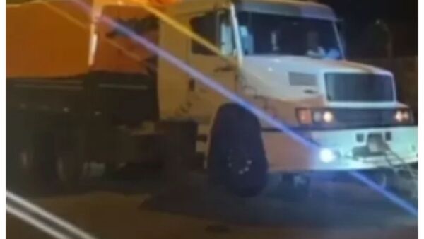 Camionero que dijo estar drogado atropelló barrera y quiso escapar de policías